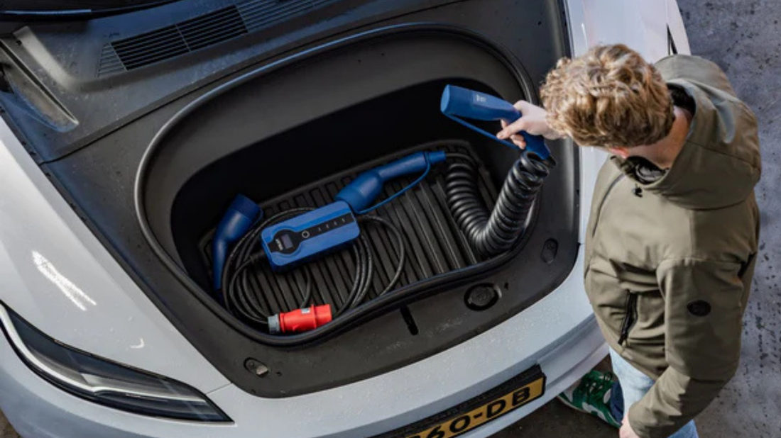 Rode 3-fase CEE stekkers van een 11kW en 22kW mobiele lader voor elektrische auto's