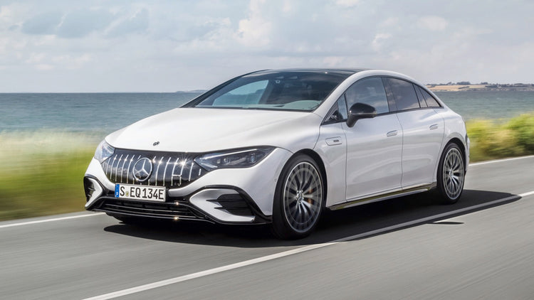 Mercedes EQ laadpaal en type 2 laadkabel in gebruik