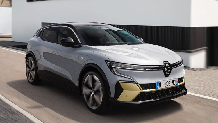 Renault Megane E-Tech aangesloten op laadpaal met type 2 kabel