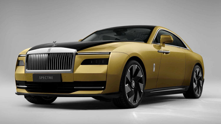 Rolls-Royce Spectre laden met stijlvolle laadpaal en kabel