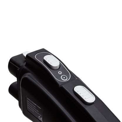 CCS2 plug verbonden met CHAdeMO autopoort via adapter