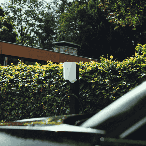 Close-up van de Type 2 socket van Easee Charge Up laadpaal voor universele EV-compatibiliteit