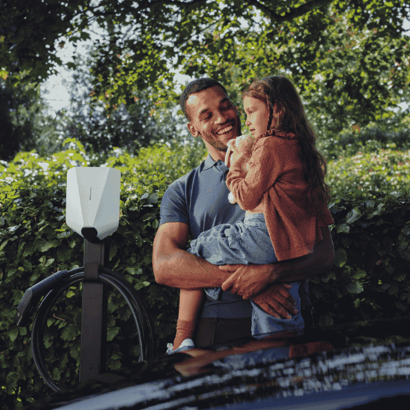 Compacte Easee Charge Up laadpaal aan de muur, premium design voor bedrijf of VvE parkeerterrein