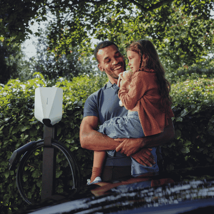 Compacte Easee Charge Up laadpaal aan de muur, premium design voor bedrijf of VvE parkeerterrein